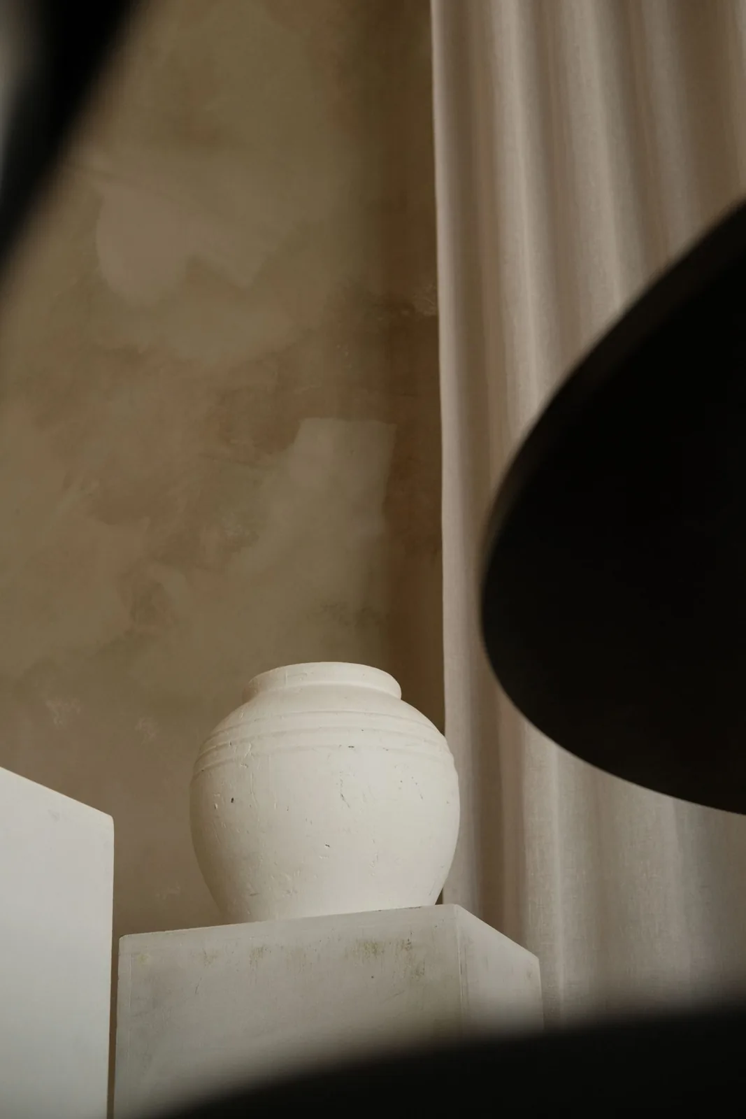 Vaso branco na penumbra