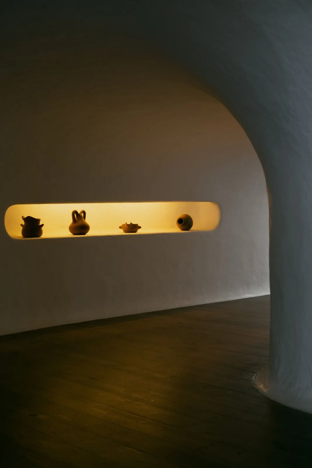 Entrada em arco com um nicho de vasos diferentes iluminados