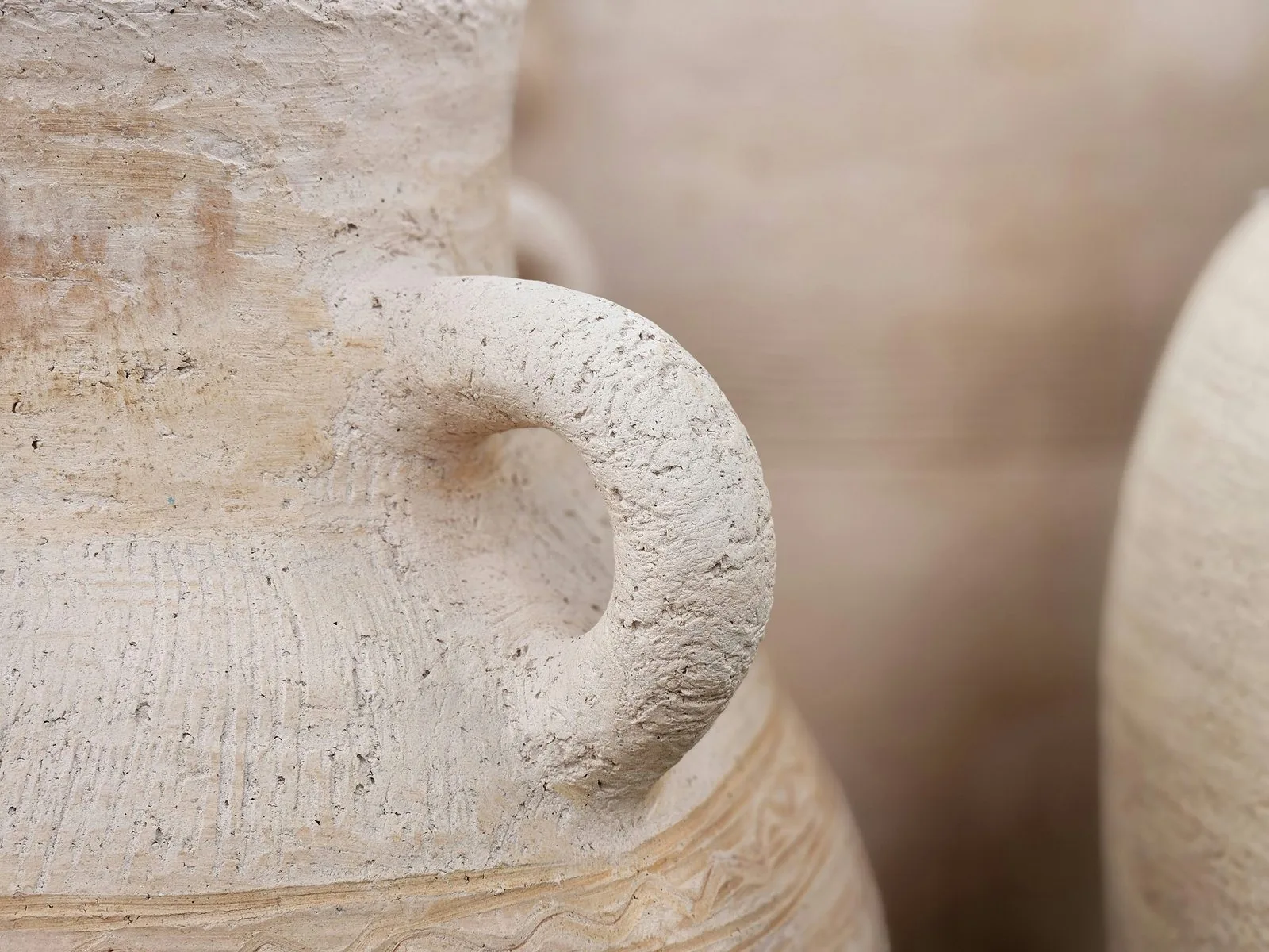 Detalhe da alça de um vaso de barro