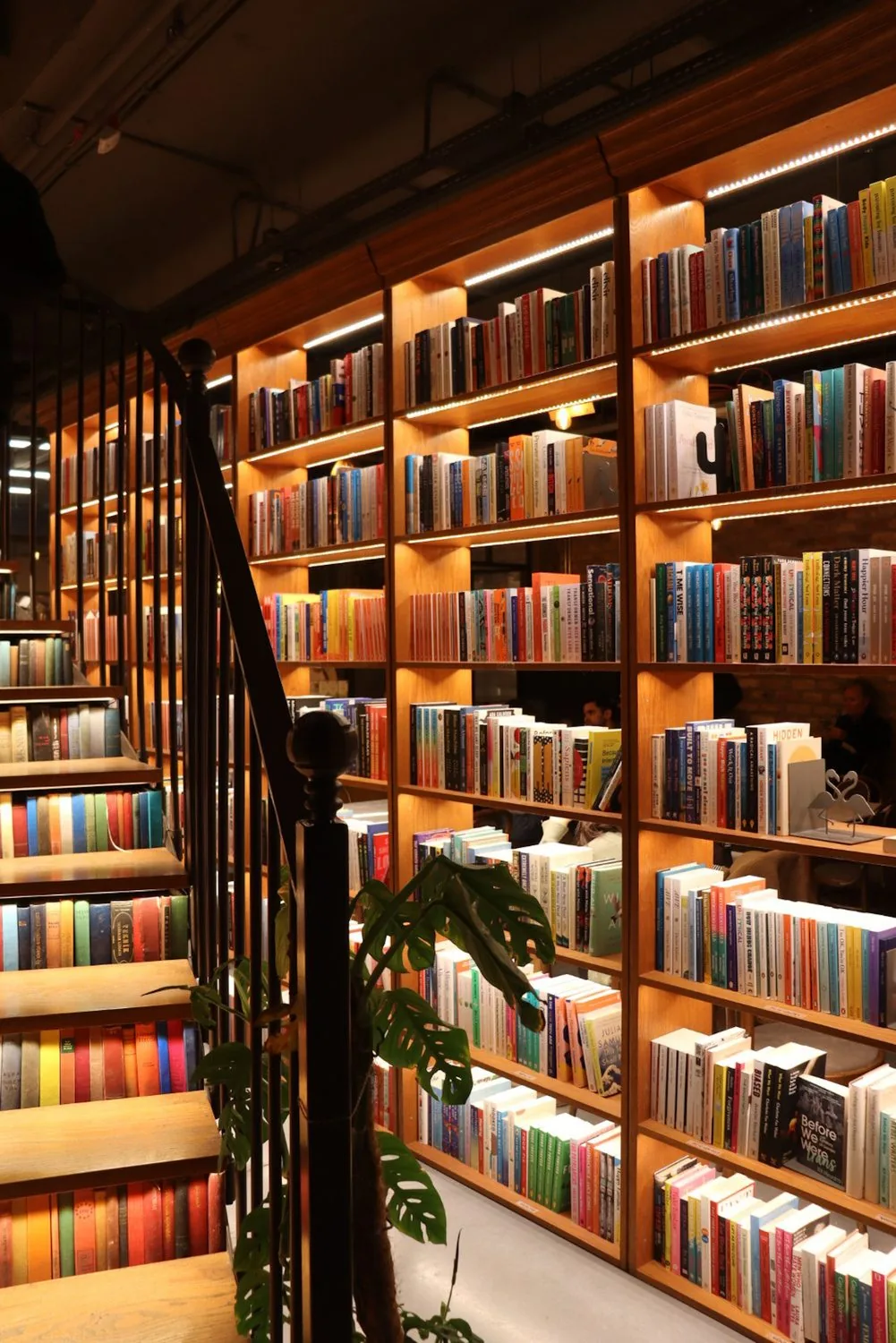 Biblioteca de madeira iluminada com luz quente