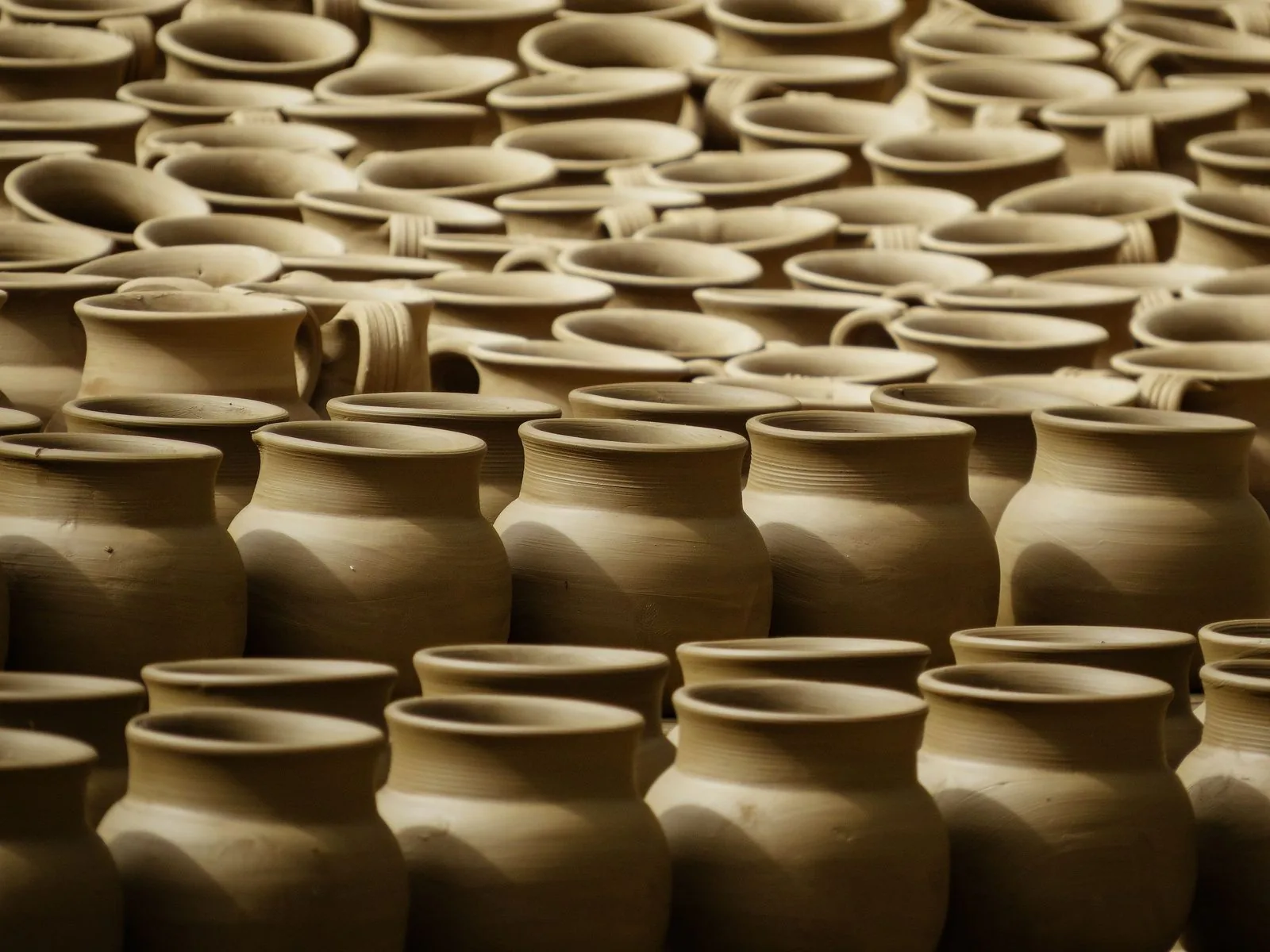 Centenas de vasos de barro iguais, alinhados
